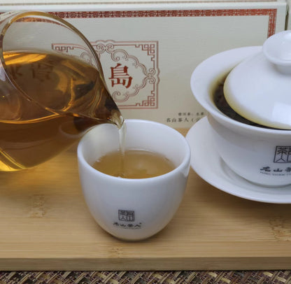An affordable cup of Zen Tea Master Icelandic raw tea 288g (48g/box*6boxes) is being poured into a cup.