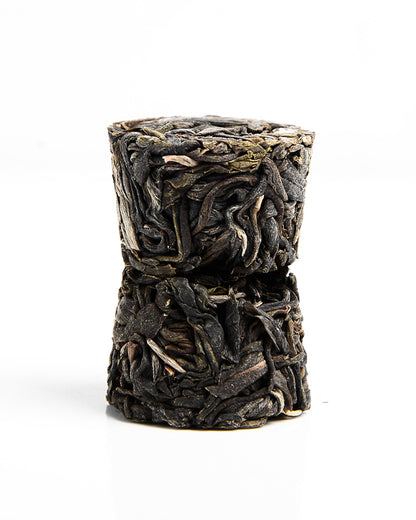 An affordable cup of Zen Tea Master's Icelandic raw tea, weighing 288g (48g/box*6boxes), sitting on a white surface.