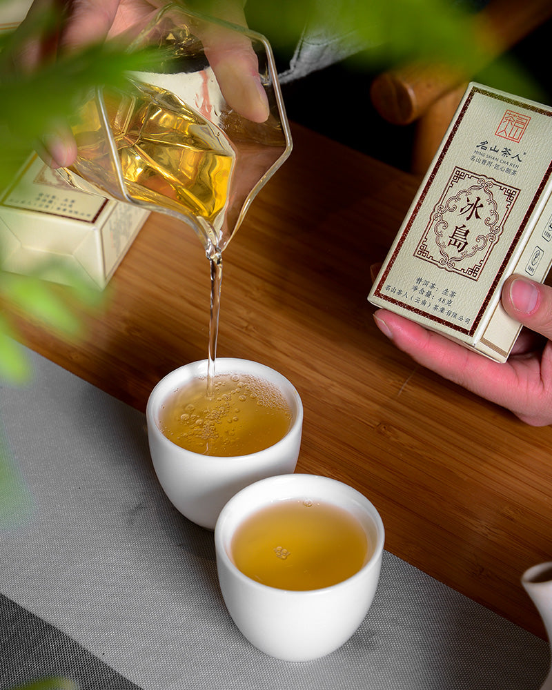 A person pouring Zen Tea Master's Icelandic raw tea 288g(48g/box*6boxes) into two cups.